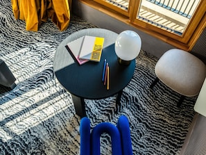 A round table with a book, pencils, and a lamp. - Tribe Paris Clichy  (Clichy)