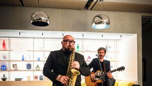 Two musicians performing in a room with a modern interior, including a yellow sofa and a wooden ceiling. - Tribe Paris Clichy  (Clichy)