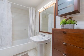 Douche, sèche-cheveux, serviettes fournies, papier toilette