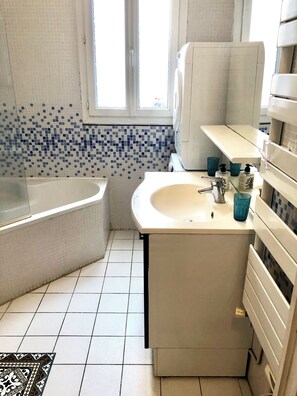 Hårtørrer, håndklæder, Sæbe, Toiletpapir