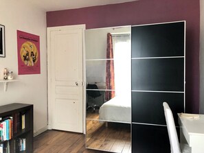 2 slaapkamers, een bureau, een strijkplank/strijkijzer, gratis wifi
