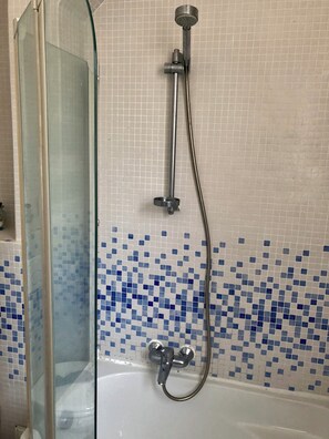 Haartrockner, Handtücher, Seife, Toilettenpapier
