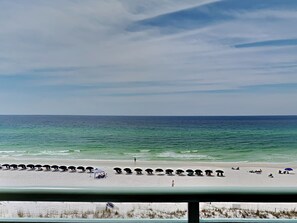 På stranden