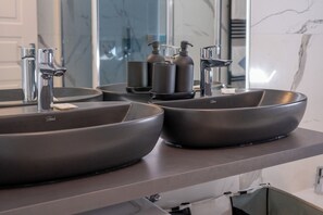 Dusche, Whirlpool, Haartrockner, Bidet