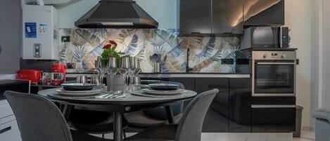 Refrigerador, microondas, horno y parrilla de estufa