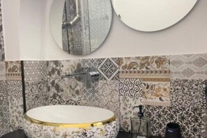 Een douche, een haardroger, een bidet, handdoeken