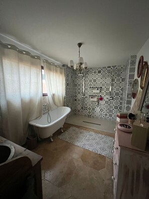 Een haardroger, handdoeken, zeep, toiletpapier