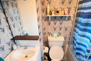 Apartment | Bathroom | Combined shower/tub, deep soaking tub, towels - 2 Bed-sleeps5-free Parking-10 min Walk Underground (London)