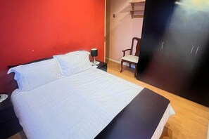 Apartment | 2 bedrooms, iron/ironing board, free WiFi, bed sheets - 2 Bed-sleeps5-free Parking-10 min Walk Underground (London)