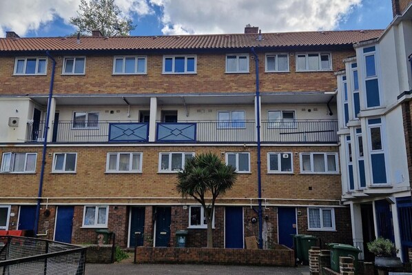 Apartment | Exterior - 2 Bed-sleeps5-free Parking-10 min Walk Underground (London)