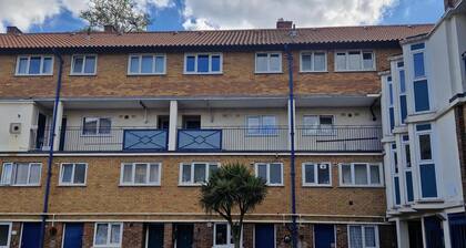 2 Bed-sleeps5-free Parking-10 min Walk Underground