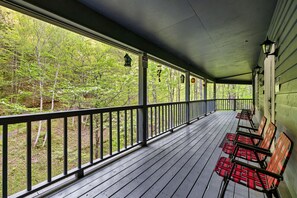 Terrace/patio - Serene Mountain Cabin: Modern Charm & Views (Sevierville)