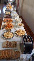 Café da manhã com buffet grátis todos os dias
