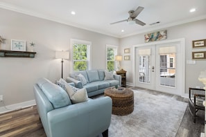 Smart TV, DVD player, stereo - Like New!! Purple Parrot Coastal Cottage So Close To The Beach! Resort Life! (Pensacola)
