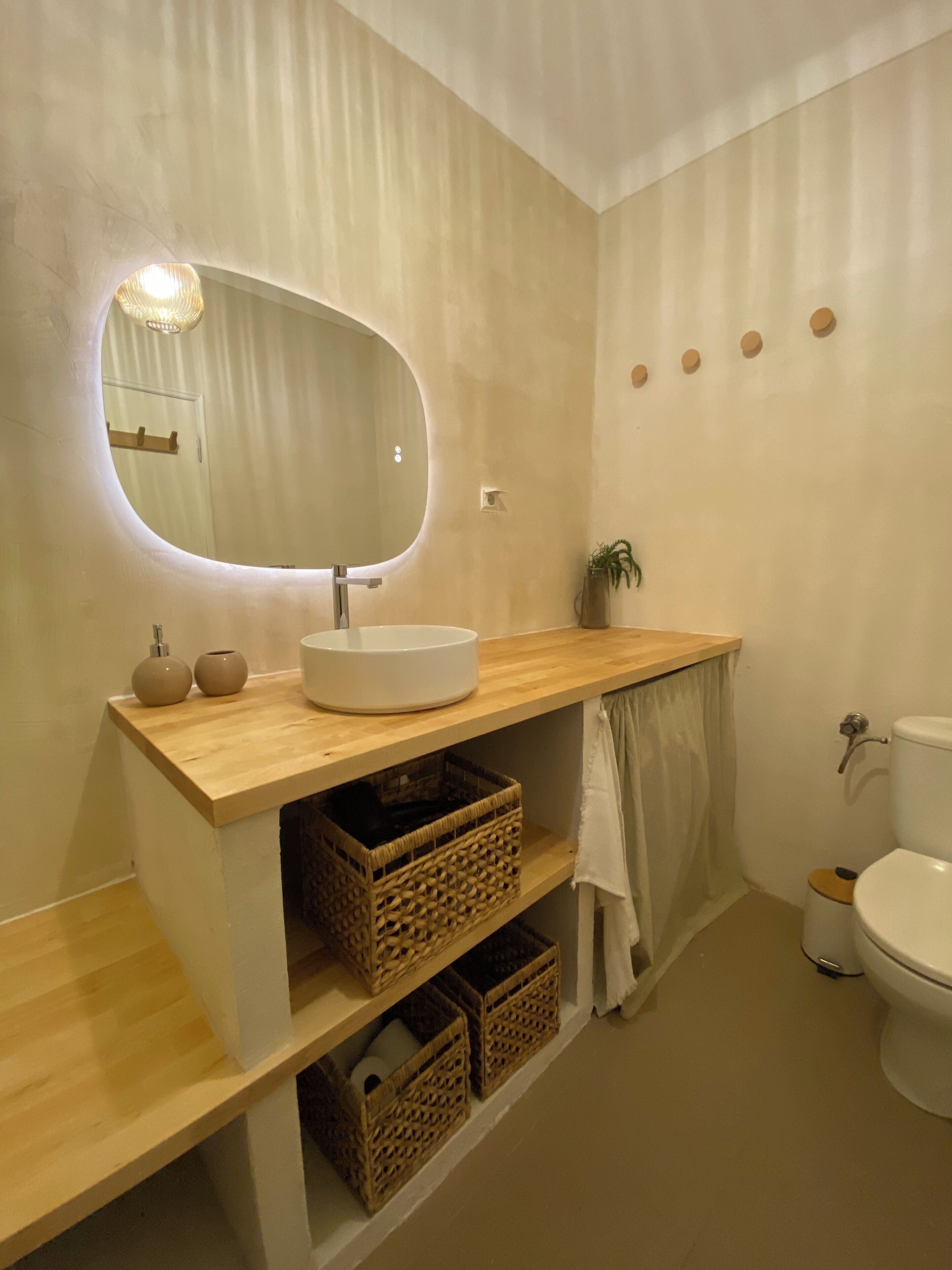 Haartrockner, Handtücher, Seife, Shampoo