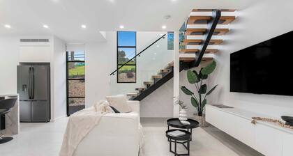 Seaside Manor - Walking distance to Beach