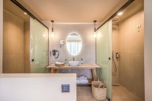 Double Room, Sea View | Bathroom | Shower, free toiletries, hair dryer, towels - Hotel Pyriá (Hersonissos)