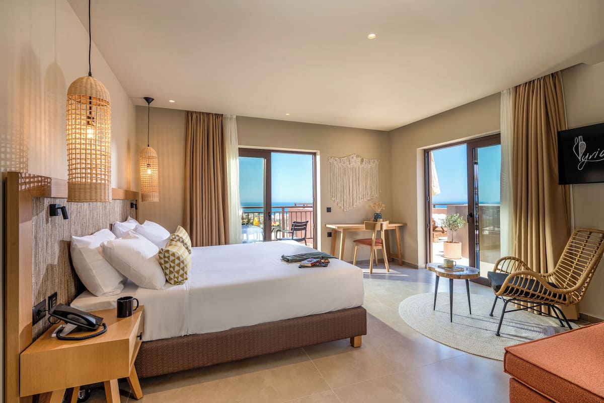 Suite, Hot Tub, Sea View | 1 bedroom, in-room safe, soundproofing, free WiFi