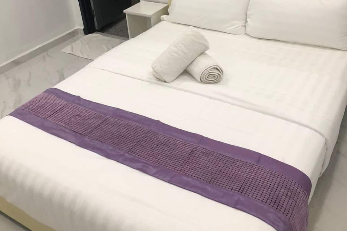 Habitación doble Deluxe, vista al jardín | Tabla de planchar con plancha y wifi gratis