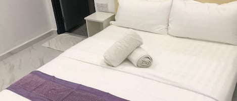Habitación doble Deluxe, vista al jardín | Tabla de planchar con plancha y wifi gratis
