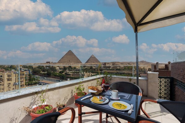 Panoramic Double Room, City View | Breakfast area | Free daily continental breakfast - Dream Inn (Giza)