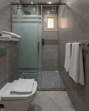 Deluxe Room | Bathroom | Shower, rainfall showerhead, hair dryer, towels