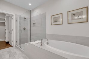 Shower, hair dryer, towels - Riverside Getaway In Unbeatable Location W/ Parking by Lucky Savannah (Savannah)