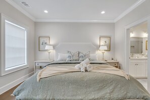 3 bedrooms, iron/ironing board, free WiFi, bed sheets - Riverside Getaway In Unbeatable Location W/ Parking by Lucky Savannah (Savannah)
