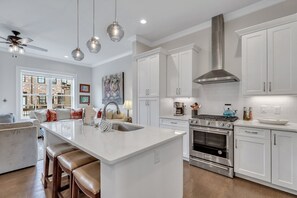 Fridge, microwave, oven, stovetop - Riverside Getaway In Unbeatable Location W/ Parking by Lucky Savannah (Savannah)