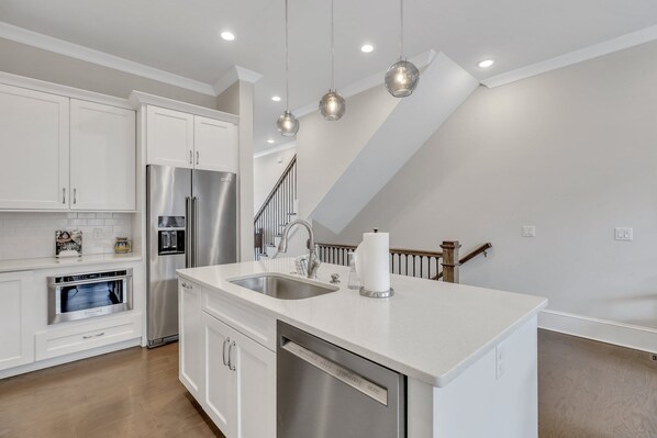 Fridge, microwave, oven, stovetop - Riverside Getaway In Unbeatable Location W/ Parking by Lucky Savannah (Savannah)