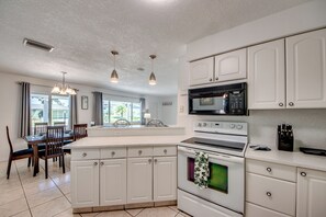 Kylskåp, mikrovågsugn, ugn och spishäll