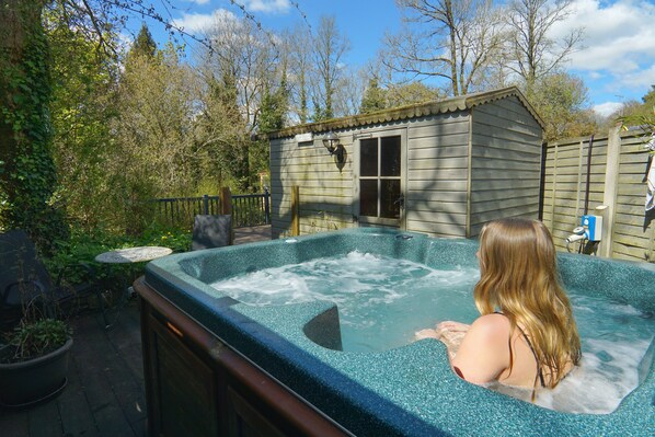 Cottage | Outdoor spa tub - Kids Fun Farm Themed Bedroom in Cosy Cob Cottage (Holsworthy)