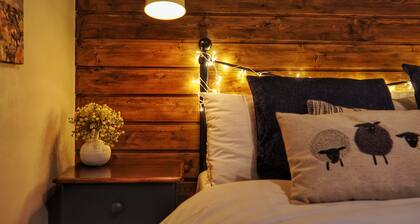 1 Bed 17th Century Stone Cottage in Rural Devon