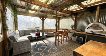 3-bed Cottage - Sleeps 5, Riverside, Hot Tub, Pets