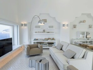 Penthouse Suite with Sea View | มินิบาร์, ตู้นิรภัยในห้องพัก, โต๊ะทำงาน, ผ้าม่านกันแสง