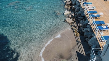 Playa privada, camastros, sombrillas y toallas de playa