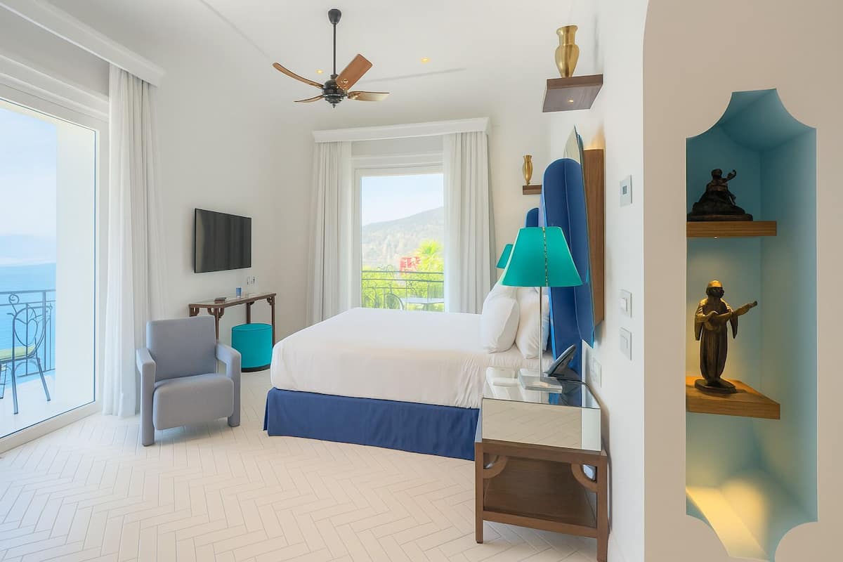 Minibar, caja de seguridad en la habitación y escritorio