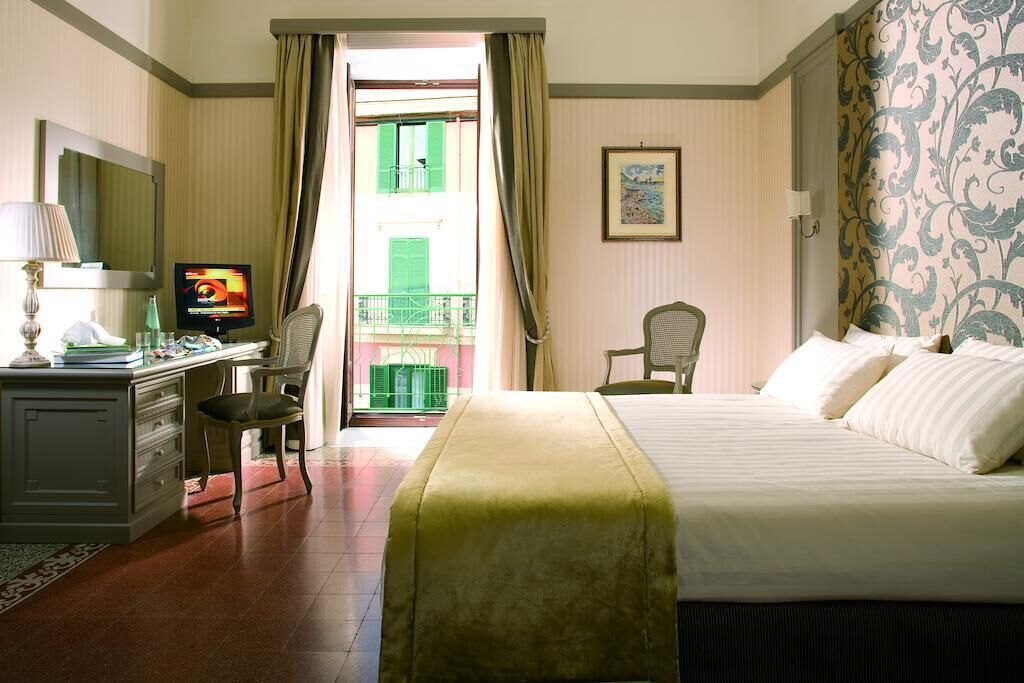 Minibar, coffre-fort, bureau, rideaux d’obscurcissement