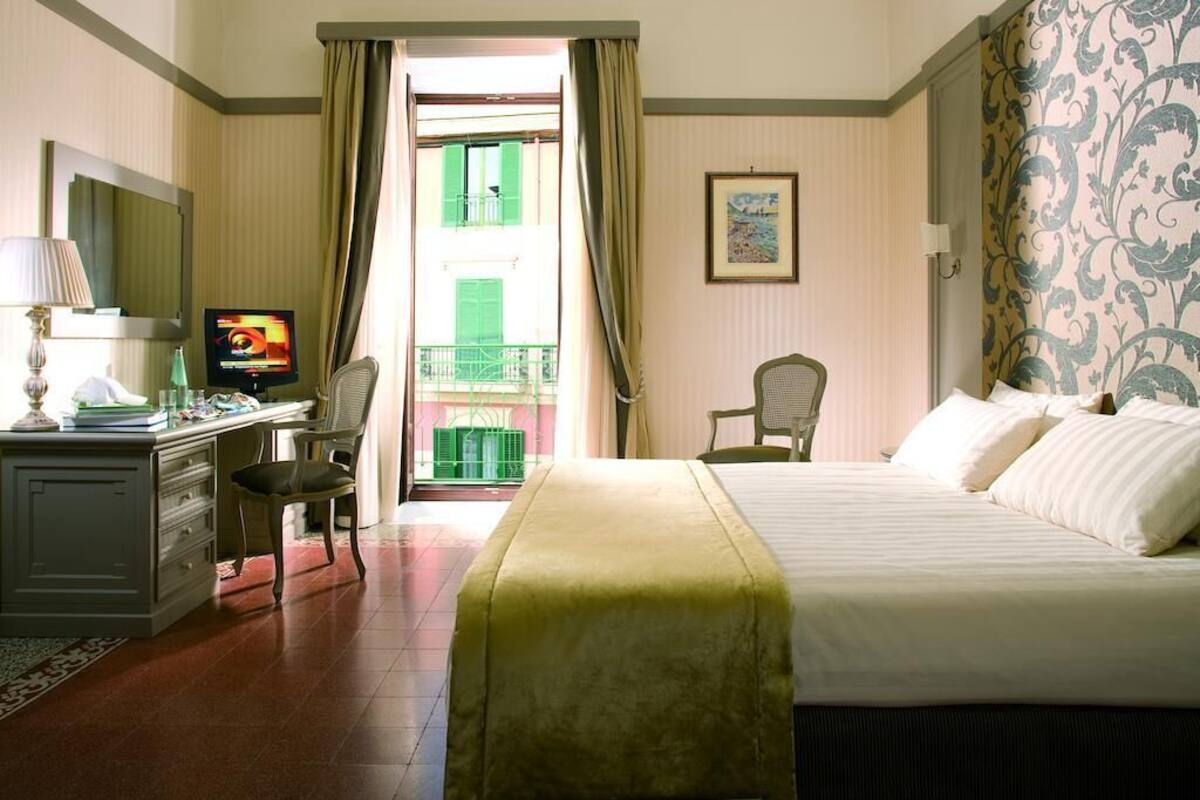 Minibar, coffre-fort, bureau, rideaux d’obscurcissement