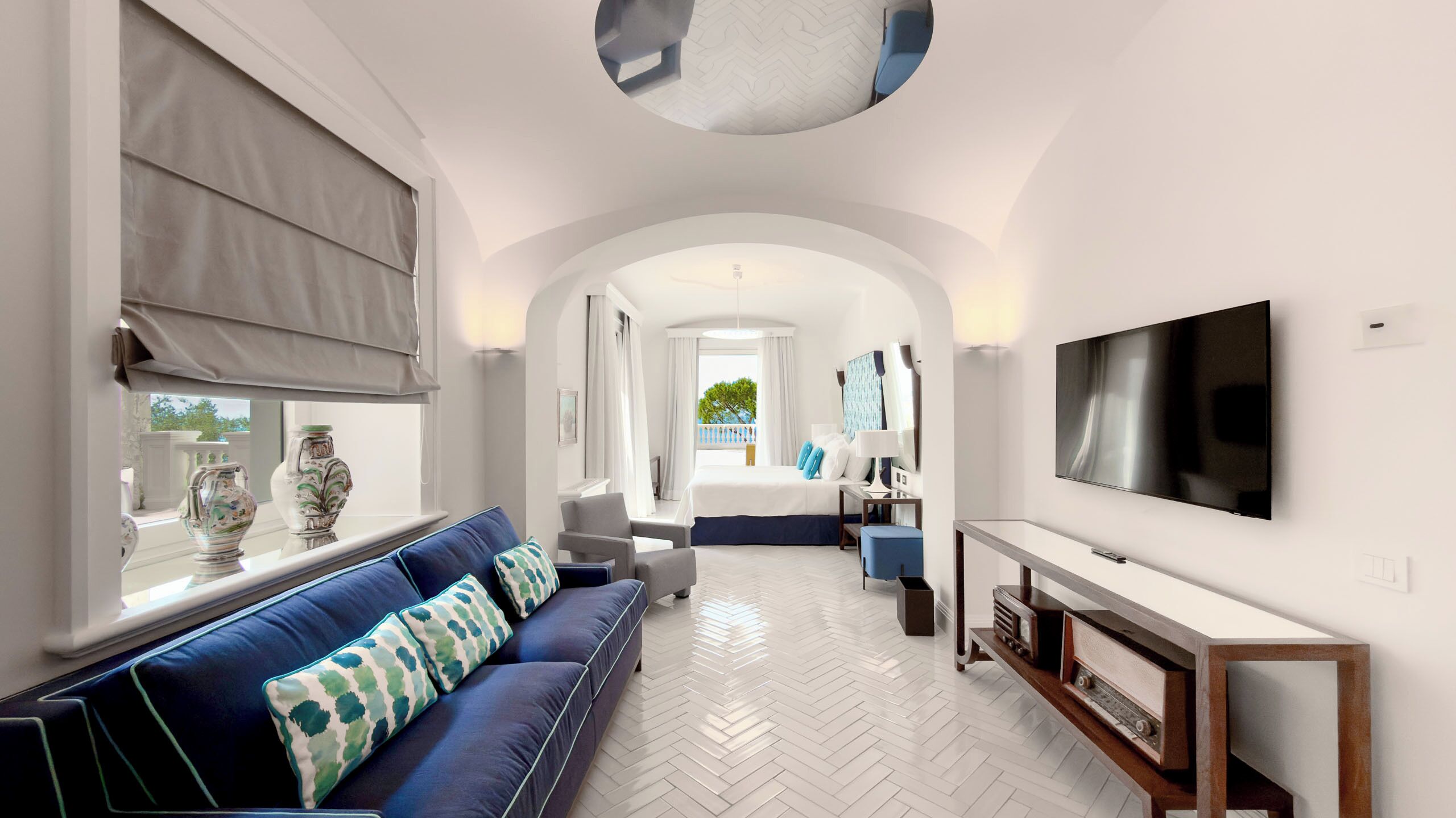 Suite with Terrace and Sea View | Minibar, két bảo mật tại phòng, bàn, màn/rèm cản sáng 