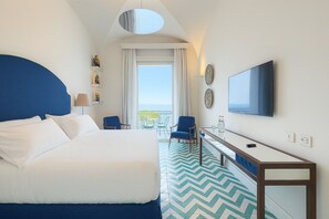 Habitación Deluxe, vista al mar | Minibar, caja de seguridad en la habitación y escritorio 