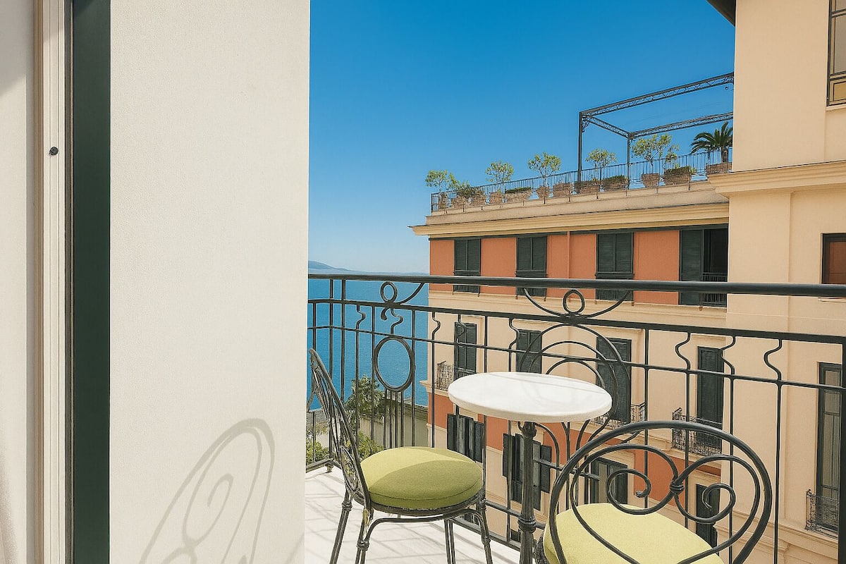 Minibar, caja de seguridad en la habitación y escritorio