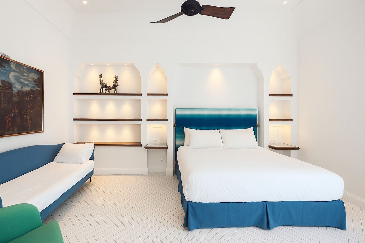 Superior Premium Room with Side Sea View | Minibar, in-room safe, desk, blackout curtains