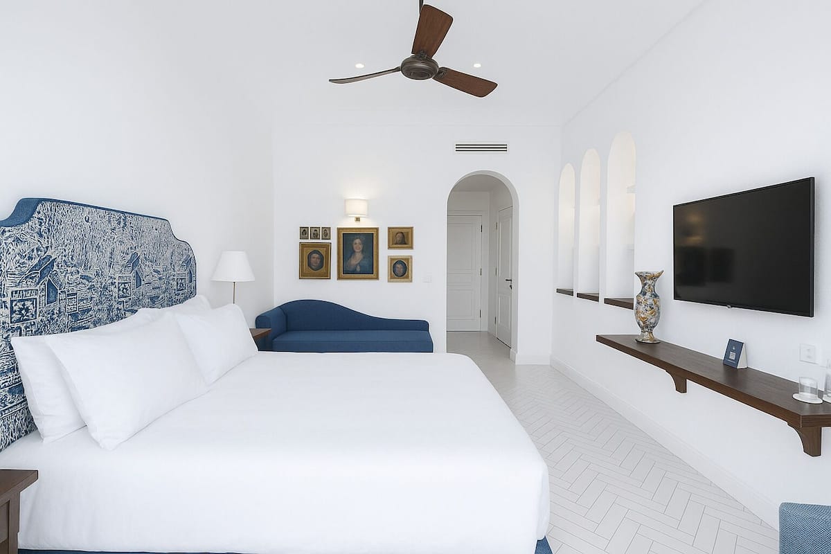 Minibar, caja de seguridad en la habitación y escritorio