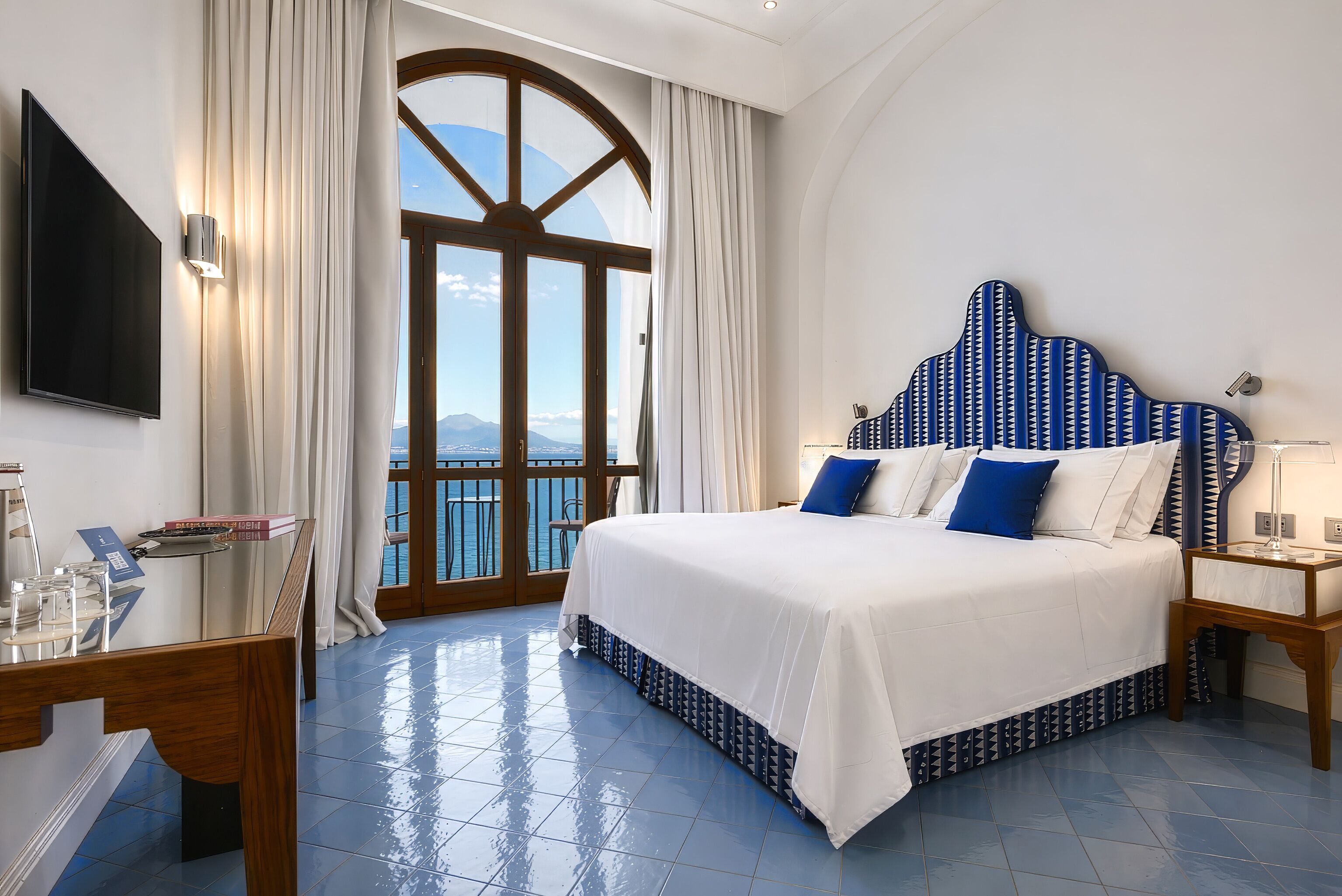 Suite with Sea View | Frigobar, cofres nos quartos, escrivaninha, cortinas blackout