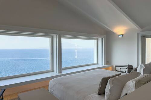 Penthouse Suite with Sea View | Frigobar, cofres nos quartos, escrivaninha, cortinas blackout