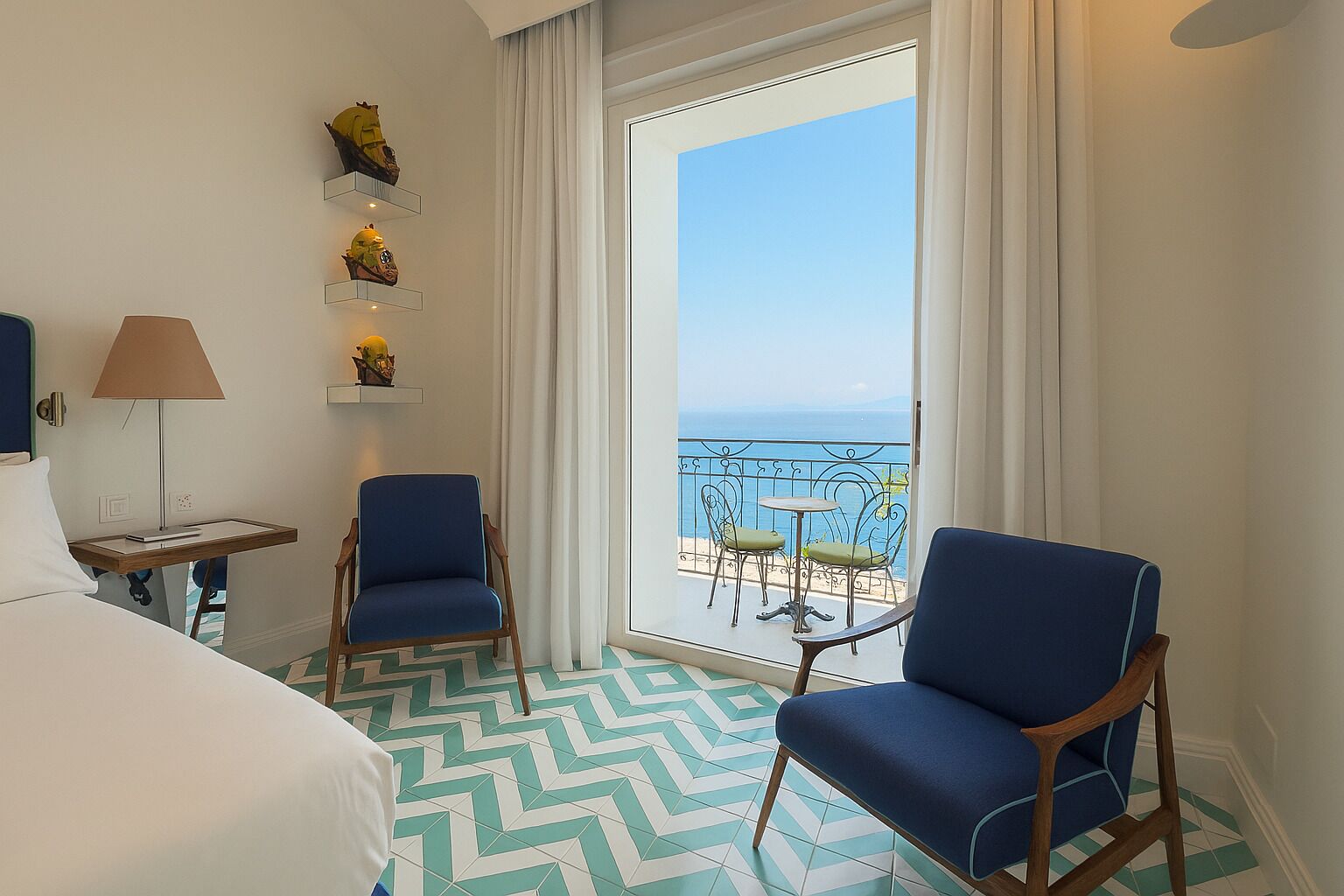 Chambre Deluxe, vue mer | Minibar, coffres-forts dans les chambres, bureau, rideaux occultants