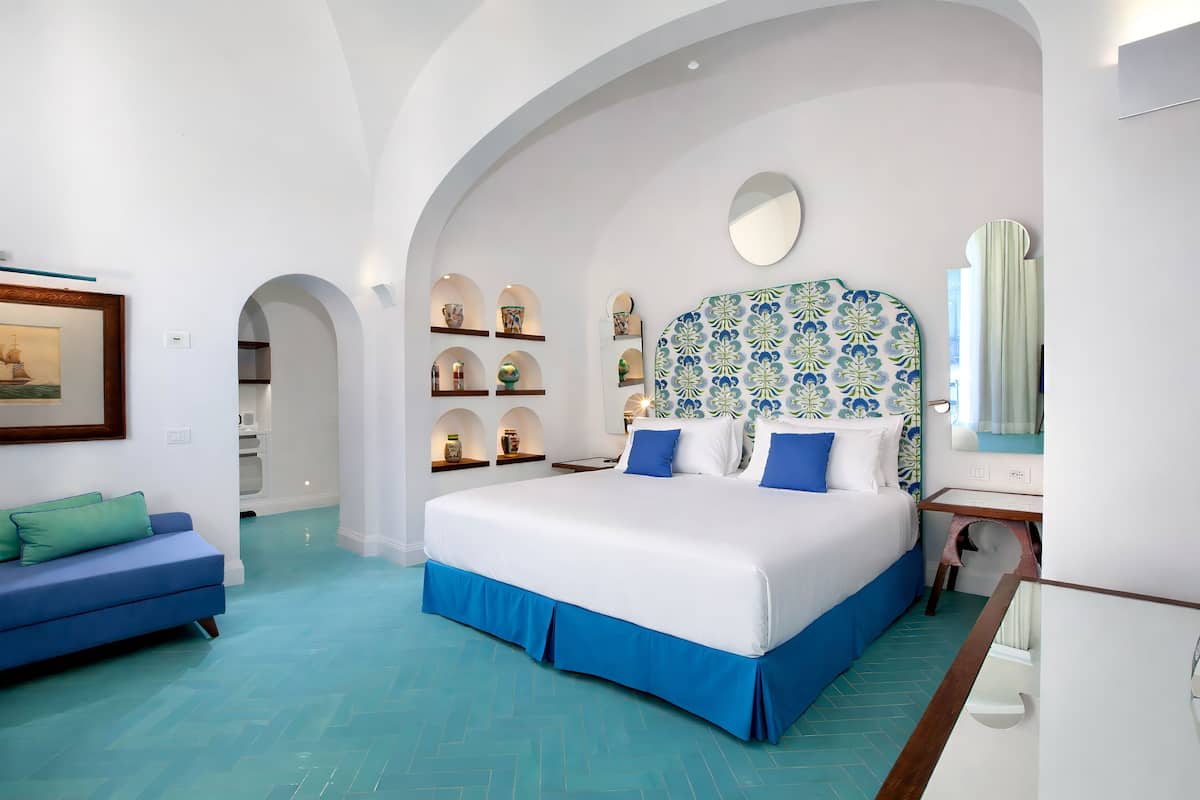 Comfort with side sea view | Minibar, in-room safe, desk, blackout curtains
