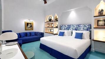 Classic Premium Room with City View | Minibar, safe på rommet, skrivebord og blendingsgardiner