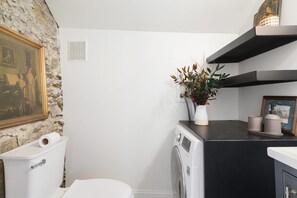 Interior - 2BR w/ Balcony, Views & Parking | Manayunk (Philadelphia)